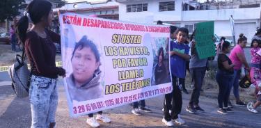 Bloqueo de vecinos de la colonia Atlihuayan en Yautepec, piden que autoridades den resultados en la búsqueda de dos adolescentes que desde el sábado están desaparecidos