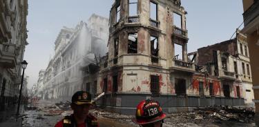 El edificio Marcionelli, cerca de la plaza San Martín, resultó incendiado durante la “toma de Lima”.