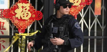 Policía resguarda la discoteca donde ocurrió el tiroteo en Monterey Park, condado de Los Ángeles