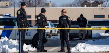 Policías de Des Moines (Iowa) en la escena del último tiroteo en EU