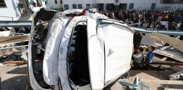 Un vehículo destrozado tras la incursión militar del Ejército israelí en el campo de refugiados de Yenín (Cisjordania).