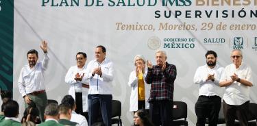 El director general del IMSS, Zoé Robledo, y el secretario de Salud, Jorge Alcocer, acompañan al presidente de la República, Andrés Manuel López, durante una gira de trabajo por Morelos