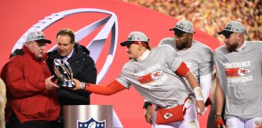 Mahomes recibe el trofeo de campeón de Conferencia.