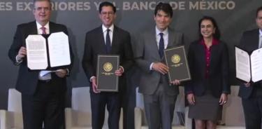 El secretario de Relaciones Exteriores (SRE), Marcelo Ebrard, encabezó la firma de un convenio de colaboración con el Banco de México, para que la banca acepte el pasaporte y la matrícula consular con documento de identificación