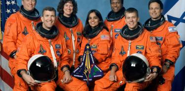 Un retrato oficial de los siete miembros de la tripulación del STS-107 que viajaban en el vuelo 28 del transbordador espacial Columbia.