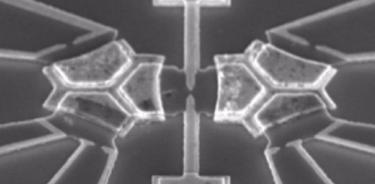 Imagen micrográfica del nuevo Simulador Cuántico, que presenta dos componentes metal-semiconductores de tamaño nanométrico acoplados e incrustados en un circuito electrónico.