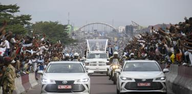 Una multitud se concentra en la autopista del aeropuerto de Kinshasa al centro de la capital congoleña para dar la bienvenida al papa