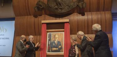 La académica María Isabel Pérez Montfort, hija del doctor Ruy Pérez Tamayo, y los miembros de El Colegio Nacional develaron el retrato del colegiado, obra del pintor Alberto Castro Leñero.