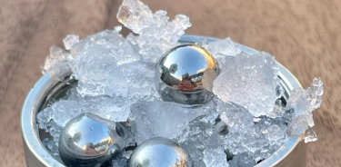 Un recipiente a -200 grados y unas bolas de acero para fresar el hielo normal son parte del equipo usado para lograr el MDA.