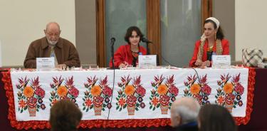Eduardo Matos Moctezuma y las autoras de la novela: Mira Harp Grañén y María Isabel Grañén Porrúa.