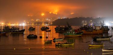 El fuego amenaza la localidad pesquera de Menque, en la región de Biobío