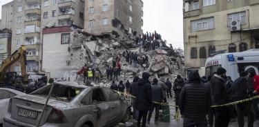 Rescatistas buscan supervivientes bajo los escombros de un bloque de viviendas colapsado en Diyarbakir, Turquía