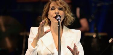 La cantante y compositora Sole Giménez durante su concierto con el que comienza la gira que este viernes en el Palau de les Arts de València.