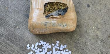 Además de un arma, agentes decomisaron ocho kilogramos de marihuana y 124 dosis de cocaína.