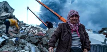 Una mujer llora de impotencia ante los restos de su vivienda donde sigue personas atrapadas en Hatay, Turquía