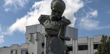 Un monumento al poeta ucraniano Taras Shevchenko que resultó dañado durante el ataque ruso, en Borodyanka, región de Kiev el 21 de junio de 2022.