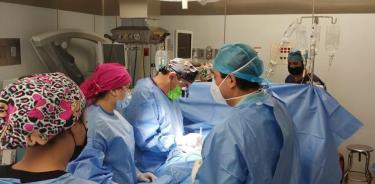 Médicos especialistas del ISSSTE Jalisco retoman trasplante de órganos, con la donación de un riñón de marido a su esposa, mujer de 32 años que tenía un padecimiento congénito