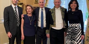 El Nobel hispano-peruano Mario Vargas Llosa posa junto a su hijo Álvaro Vargas-Llosa (c), su exmujer Patricia Llosa (2i) este jueves, momentos antes de convertirse en el primer escritor en español en ingresar a la Academia Francesa.