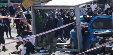 El atacante embistió a civiles con un auto en una parada de colectivo en Ramot.