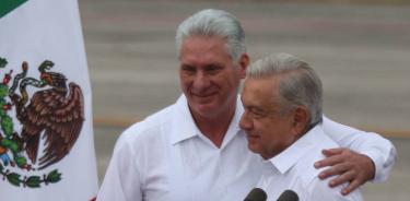 El presidente de México, Andrés Manuel López Obrador (d), abraza al presidente de Cuba, Miguel Díaz-Canel (i)
