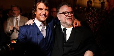 Tom Cruise y Guillermo del Toro en el almuerzo de los Oscar.