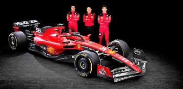 EL director de ferrar, con Carlos Sainz Jr. y Charles Leclerc con el SF-23.