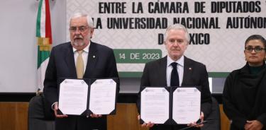 El rector de la UNAM, Enrique Graue, junto al presidente de la Mesa Directiva de la Cámara de Diputados, Santiago Creel Miranda, tras firma de convenio,