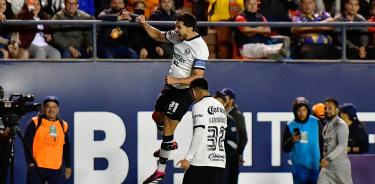 Henry Martín y Leonardo Suárez del América celebran un gol anotado al Atlético San Luis.