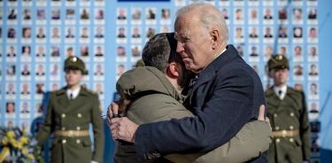 Biden y Zelenski se abrazan frente al muro de los soldados ucranianos caídos en la guerra contra los invasores rusos