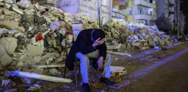 En Turquía hay edificios derrumbados. La gente está horrorizada