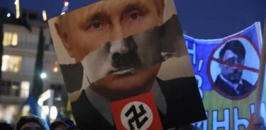 Manifestación contra Rusia en Tel Aviv, llena de carteles que comparan a Putin con Hitler