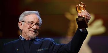 Steven Spielberg recibe el Oso de Oro de Berlín 2023.