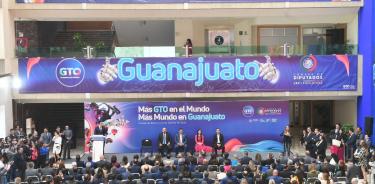 El gobernador de Guanajuato, Diego Sinhue Rodríguez Vallejo (sentado, centro), durante la exposición Más GTO en el mundo, Más mundo en Guanajuato