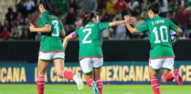 Las mexicanas celebran el gol.