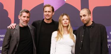 Jalil Lespert, Alexander Skarsgård, Mia Goth y el cineasta Brandon Cronenberg
