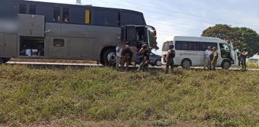 Camión turistico transportaba a 149 migrantes irregulares