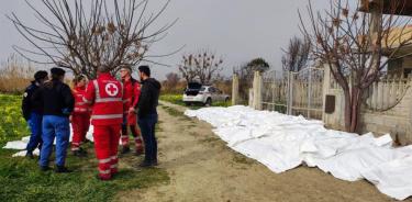 Decenas de cuerpos de inmigrantes bajo cobijas blancas en la playa de Crotone, sur de Italia