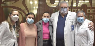 Doña Inés (rosa), y su hija Diana Karen (saco gris), junto con el equipo médico que hicieron el trasplante de riñón de la primera a su hija