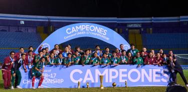 Jugadores de México levantan la tan anhelada Copa.