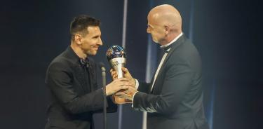 Lionel Messi del Paris Saint-Germain FC recibe el Premio the Best FIFA al mejor jugador; lo entrega Gianni Infantino mandamás de FIFA