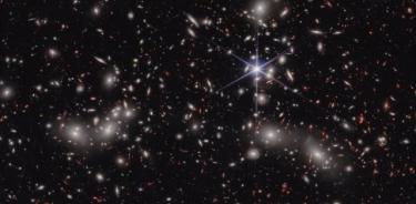 El telescopio Webb ha revelado una galaxia en el universo distante que sorprendentemente parece haber albergado varias generaciones de estrellas aunque su edad se calcula en mil 400 millones de años.