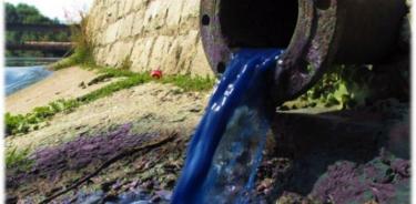 Figura 1. Descarga de aguas residuales contaminadas con colorantes a un río[5]