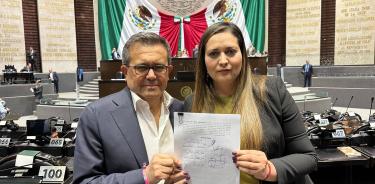 Ildefonso Guajardo y Cinthya López Castro muestran las firmas que han obtenido al arranque del requisito para presentar la acción de inconstitucionalidad por Plan B.