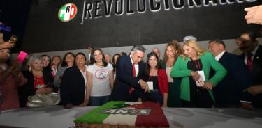 Alejandro 'Alito' Moreno, dirigente nacional del PRI, cortó el pastel por el 94 aniversario de la fundación del partido.