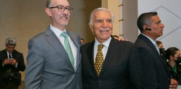 El rector de la UAEMéx, Carlos Eduardo Barrera Díaz, y el presidente del Consejo de Administración del Grupo Editorial la Crónica de Hoy, Jorge Kahwagi Gastine.