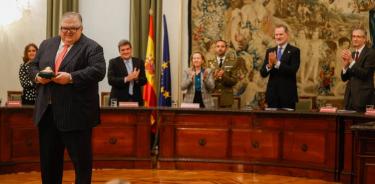 Agustín Carstens tras recoger el premio de la mano del rey Felipe VI en la sede del Banco de España, este lunes en Madrid