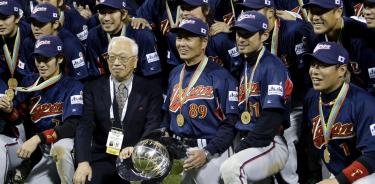 La selección japonesa de beisbol posa con el trofeo de campeones del primer Clásico Mundial el 21 de marzo de 2006.