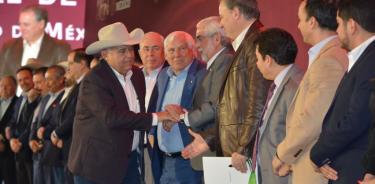 Homero García, líder de los ganaderos saluda al titular de ganadería y al rector de la UNAM, Enrique Graue