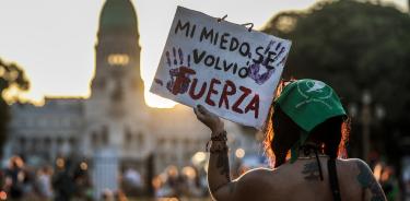 Una mujer levanta una pancarta en la manifestación del 8-M en Buenos Aires