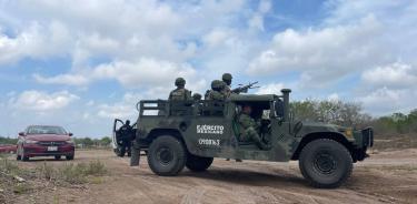 Soldados vigilan el ejido del Tecolote, zona donde fueron encontrados dos de los cuatro estadounidenses secuestrados